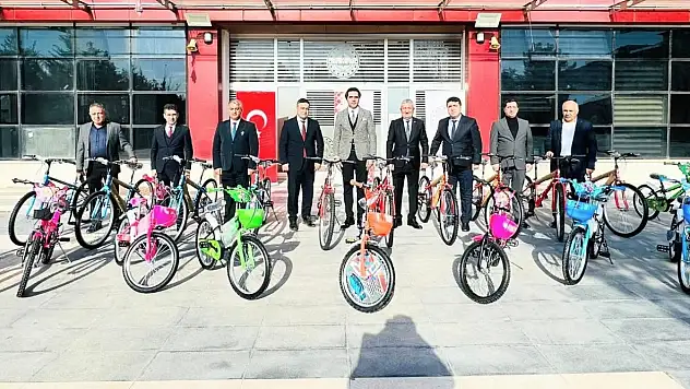 Siirt'te Okuma Kültürüne Teşvik: En Çok Kitap Okuyan Öğrencilere Bisiklet Ödülü