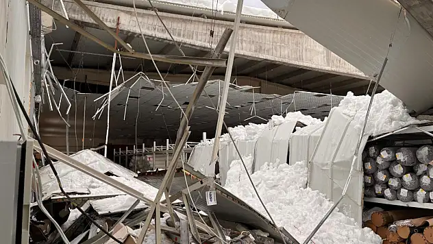 Siirt'te onlarca işçiye istihdam sağlayan tekstil fabrikasının çatısı çöktü