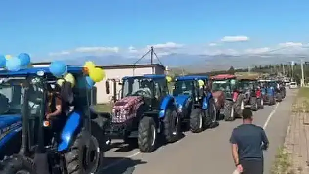 Siirt'te onlarca traktör düğün konvoyuna katıldı