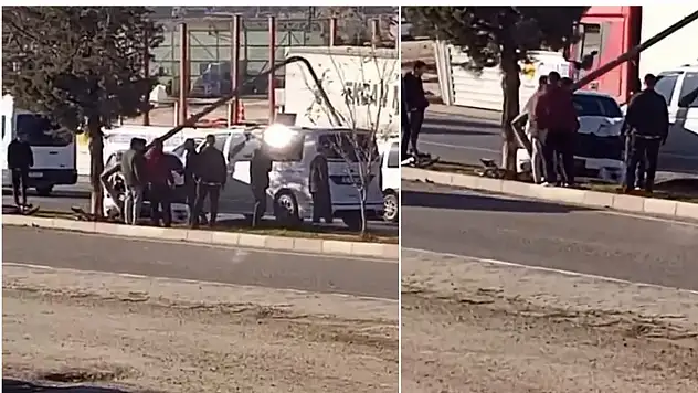 Siirt'te orta refüje çıkan araç aydınlatma direğine çarparak durabildi