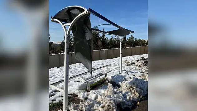 Siirt'te otobüs durağının çatısı çöktü