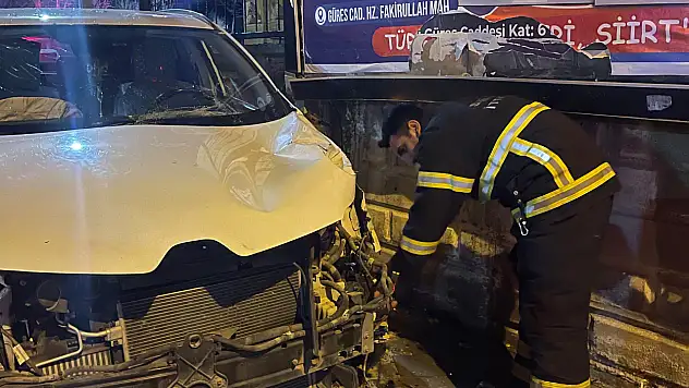 Siirt'te Otomobil ile Motosiklet Çarpıştı: Sürücü Araç Altında Sıkıştı
