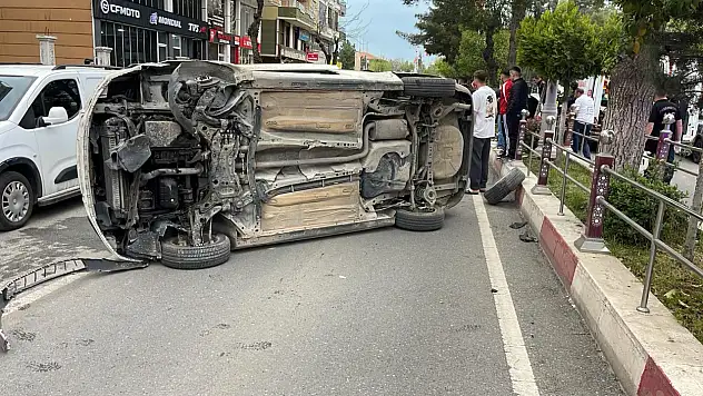 Siirt'te otomobil orta refüje çarpıp takla attı