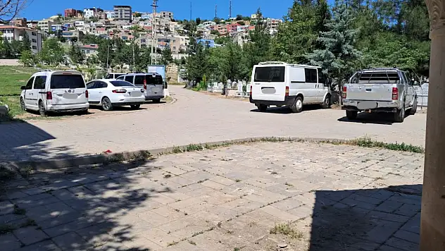 Siirt'te Otopark Eksikliğinin Zirve Yaptığını Gösteren Kareler: Zevye Mezarlığı Otopark Alanı Oldu
