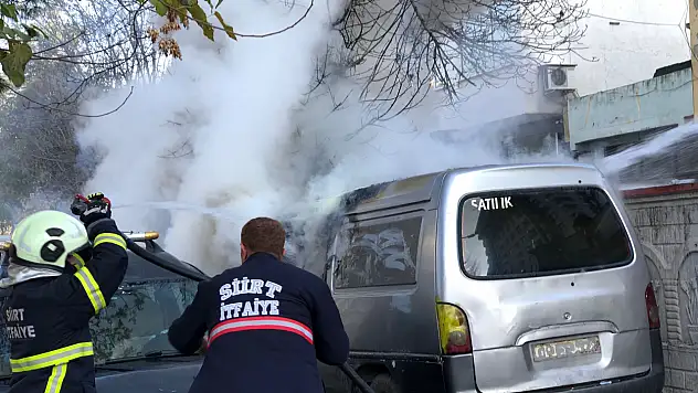 Siirt'te otoparkta park halindeki kamyonet alev aldı, facia önlendi