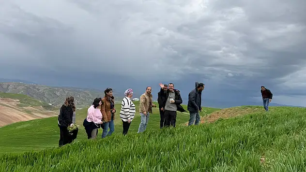 Siirt'te özel bireyler doğayı keşfetti: Bitkileri yerinde tanıdılar