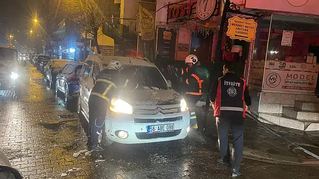 Siirt'te Park Halindeki Araç Alev Aldı
