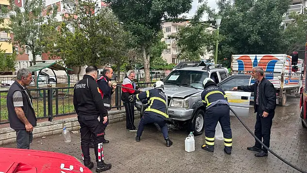 Siirt'te Park Halindeki Otomobil Yandı