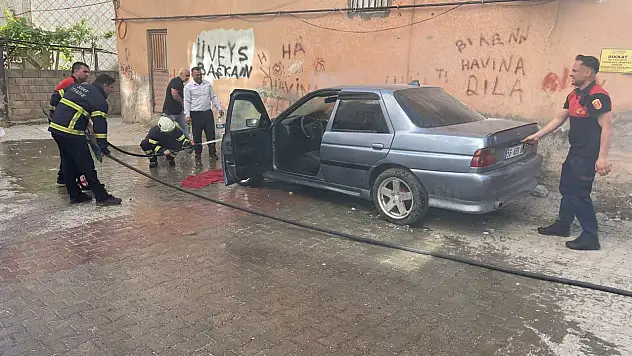 Siirt'te Park Halindeki Otomobil Alev Aldı: Araç Kullanılamaz Hale Geldi