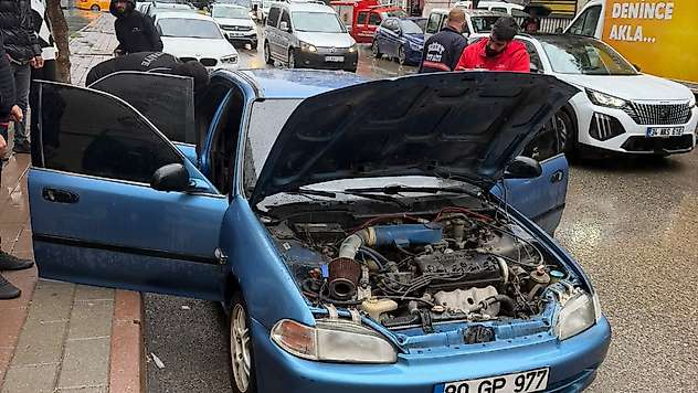 Siirt'te Park Halindeki Otomobilin Direksiyon ve Göğüs Kısmı Yandı