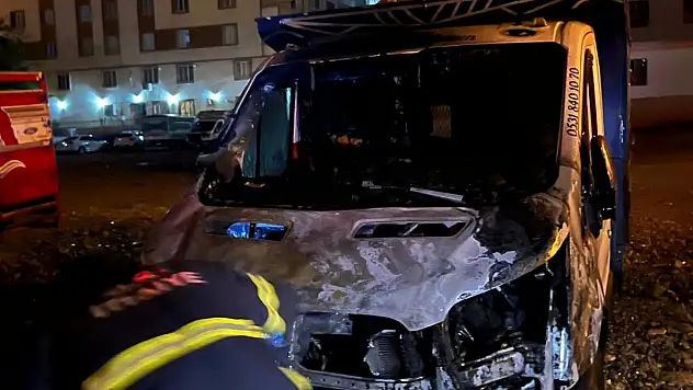 Siirt'te Park Halindeki Transit Araç Alev Alev Yandı