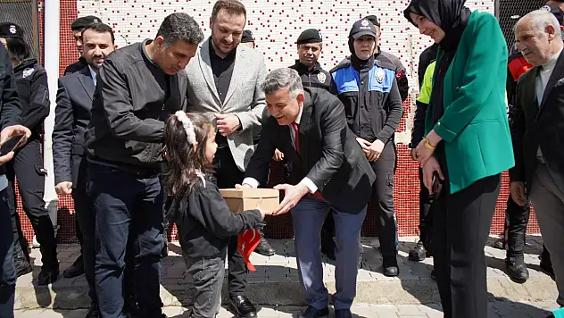 Siirt'te Polisler 18 Mart İlkokulu'nda Çocukları Sevindirdi: Ayakkabı ve Oyuncak Dağıtıldı