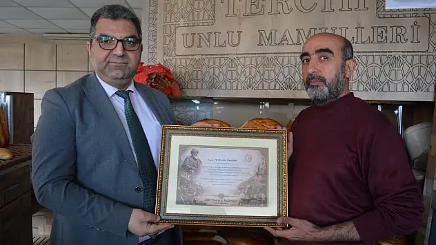 Siirt'te Ramazan'da ekmek fiyatını düşüren fırıncıya plaket