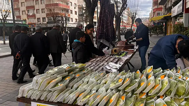 Siirt'te Ramazanla birlikte çiğköfte tezgahları kurulmaya başladı