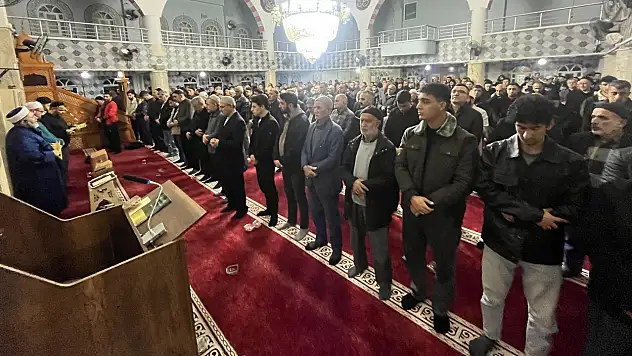 Siirt'te Regaip Kandili'nde Camiler Doldu Taştı