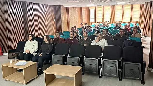 Siirt'te sağlık çalışanlarına tütün bağımlılığıyla mücadele eğitimi