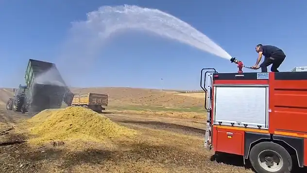 Siirt'te saman yüklü römorkta yangın çıktı