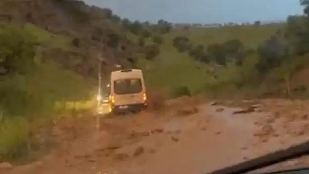 Siirt'te Sel Ulaşımı Olumsuz Etkiledi: Pervari-Kilis Yolunda Araçlar Mahsur Kaldı