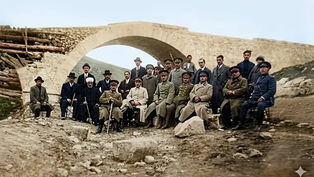 Siirt'te Selde Zarar Gören Tarihi Kezer Köprüsü'nün 96 Yıl Önceki Açılış Törenine Ait Fotoğrafı Ortaya Çıktı