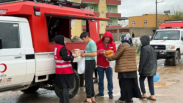 Siirt'te selden etkilenen bölgede vatandaşlara sıcak çorba ikramı başlatıldı