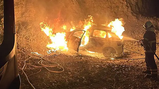 Siirt'te Seyir Halindeki Otomobil Alev Alev Yandı