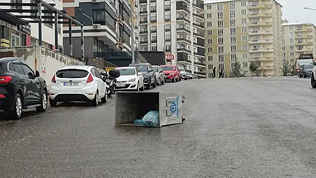 Siirt'te şiddetli rüzgar konteyneri yola savurdu