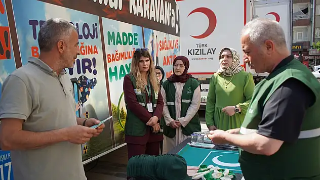 Siirt'te Sigara yüzünden Beyin Kanaması Geçiren Vatandaş Yeşilay Standında Sigarayı Bırakma Kararı Aldı