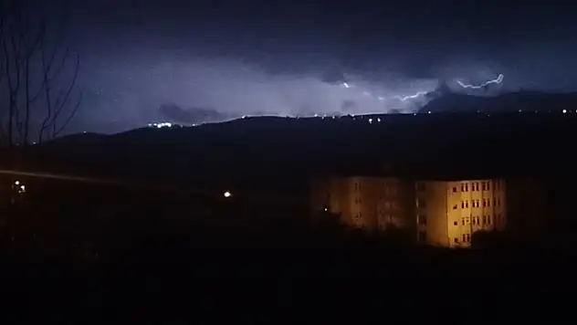 Siirt'te Şimşekler Geceyi Aydınlattı: O anlar Kamerada