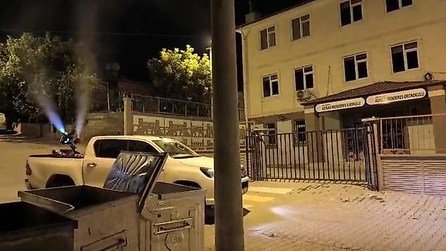 Siirt'te Sinek, Haşere ve Kenelere Karşı İlaçlama Çalışmaları Sürüyor