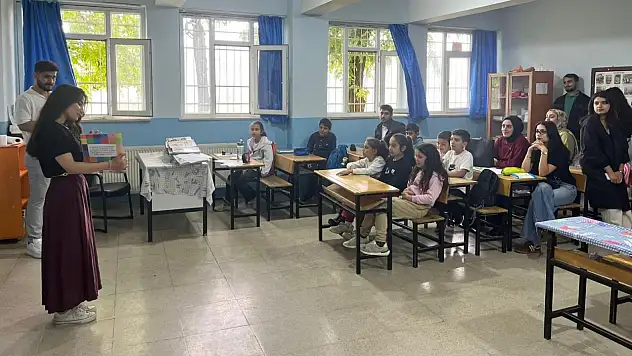 Siirt'te Sınıf Öğretmenliği Öğrencileri Köy Okulunda