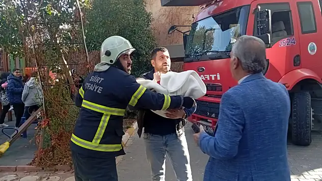 Siirt'te sitenin yangın merdiveninde çıkan yangın paniğe neden oldu! Bebekler İtfaiyenin kucağında güvenle tahliye edildi!