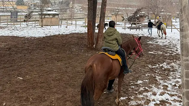 Siirt'te Sömestir Tatiline Anlamlı Dokunuş: Çocuklar Atlarla Keyifli Bir Gün Geçirdi
