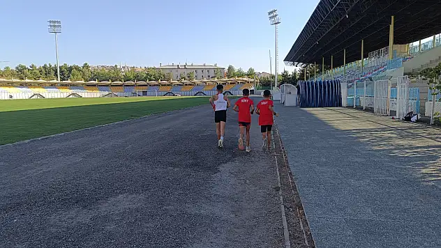 Siirt'te Sporcular Asfaltta Koşuyor: Yeni Stadyum Var, Tartan Pist Yok! Türkiye'nin Hiçbir Yerinde Böyle Bir Durum Yok