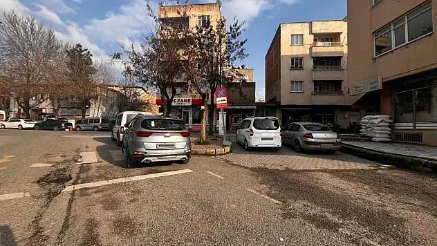 Siirt'te sürücüler hatalı park yüzünden ters yöne ilerliyor