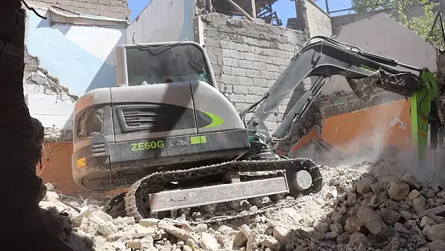 Siirt'te Tehlike Arz Eden Metruk Binalar Yıkıldı!