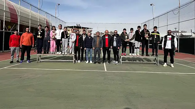 Siirt'te Tenis Yıldızlar Müsabakalarında Dereceye Giren Okullar Belli Oldu
