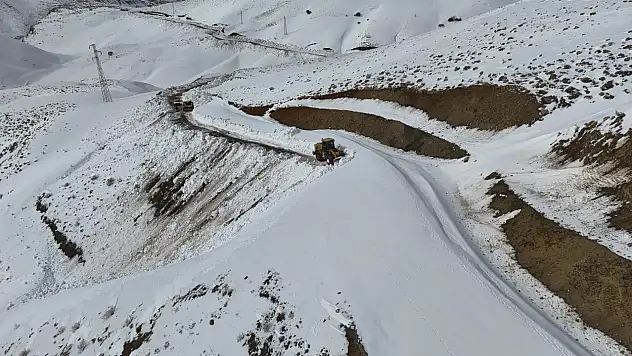 Siirt'te Tipi nedeniyle kapanan köy yolları yeniden ulaşıma açıldı