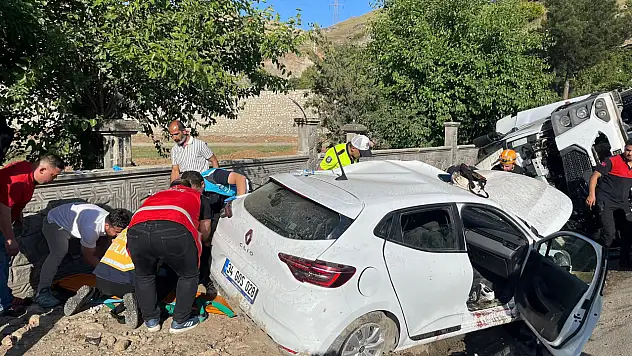Siirt'te Tır ile Otomobil Çarpıştı: 1'i Ağır 4 Kişi Yaralandı