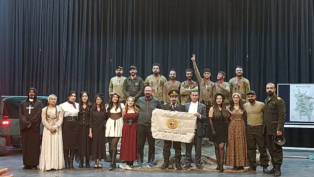 Siirt'te Tiyatroya Yoğun İlgi: Eğitim-Sen Tiyatro Oyunlarını Halkla Buluşturdu