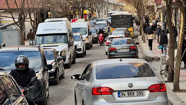 Siirt'te Trafik Çilesi: Şehir Kilitlendi, Çözüm Bekliyor