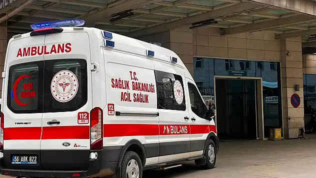 Siirt'te traktör devrildi: Sürücü yaralandı