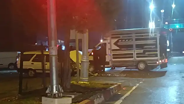 Siirt'te Transit ile Otomobil Çarpıştı: 2 Yaralı
