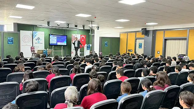 Siirt'te TÜBİTAK Bilim Söyleşisi: Yenilenebilir Enerji Farkındalığı Öğrencilerle Buluştu