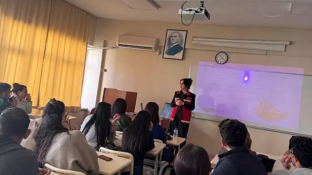 Siirt'te Üniversiteli Gençlere Bağımlılıkla Mücadele Eğitimi Verildi
