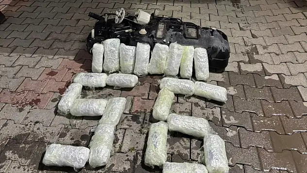 Siirt'te Uyuşturucu Operasyonu: 9 Kilo 700 Gram Esrar Ele Geçirildi