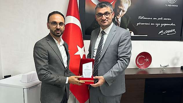 Siirt'te Uzm. Dr. Gazi Zeydoğlu'na Plaket Takdim Edildi
