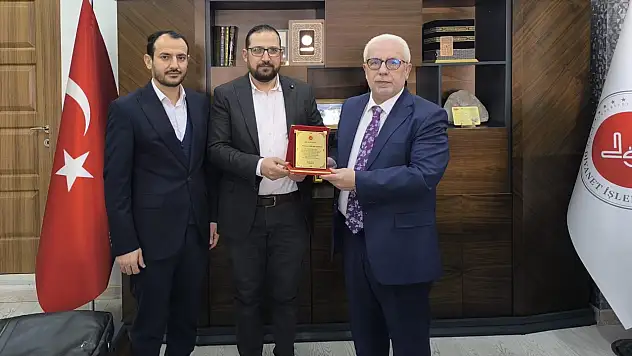 Siirt'te vaiz ve gençlik koordinatörü Mehmet Nafih Baydarman'a veda plaketi