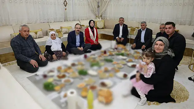 Siirt'te Vali Kızılkaya ve Eşi Nurten Kızılkaya, Dünya Kadınlar Günü'nde Şehit Ailesiyle İftarda Buluştu