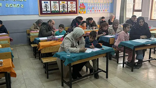 Siirt'te veliler öğrencilerle aynı sırada ter döktü