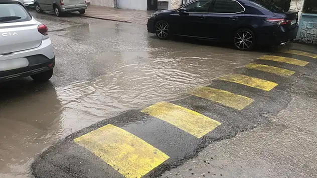 Siirt'te Yağış Etkili Oldu: Bazı Sokaklarda Göletler Oluştu